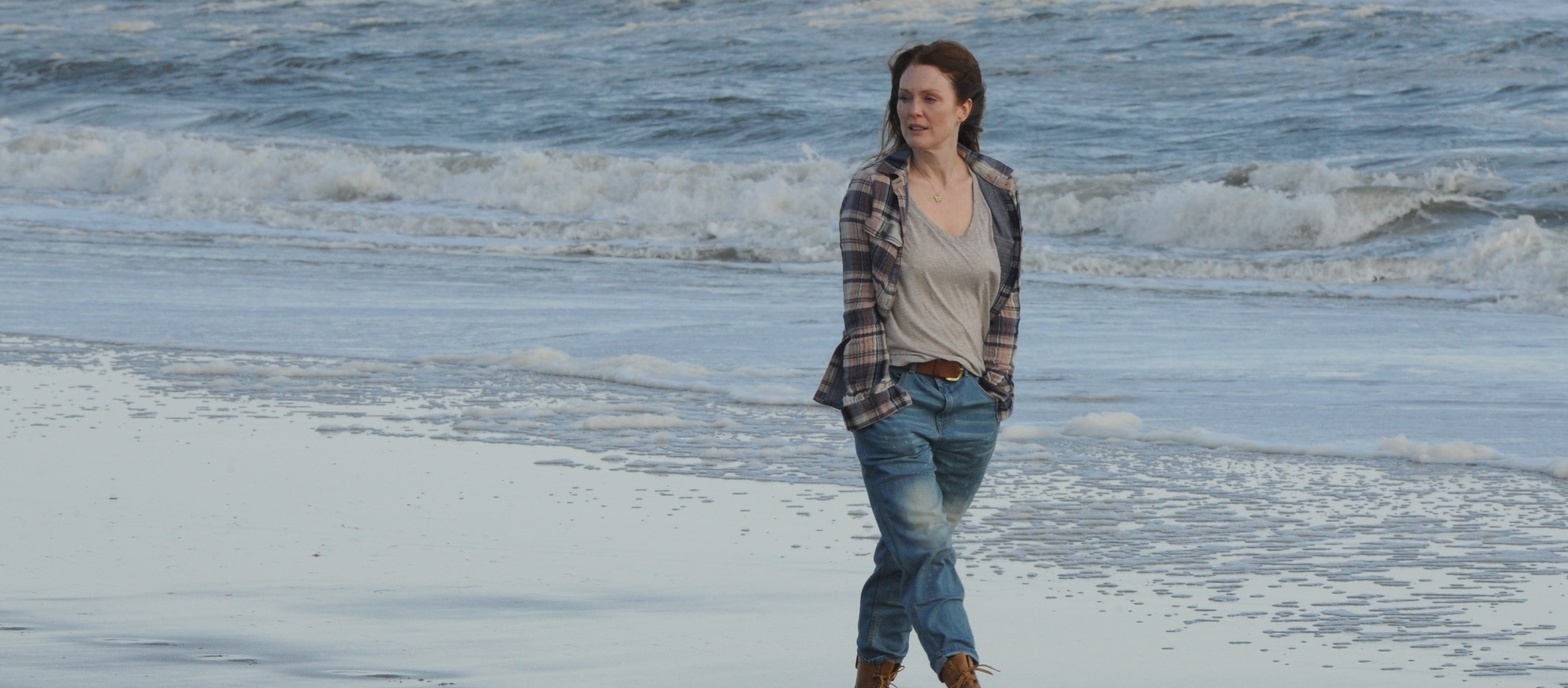 Julianna Moore walking on the beach 